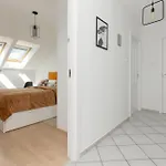 Family In With 3 Bedrooms & Ac Near Metro Stoklosy By Renters Apartman