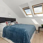 Family In With 3 Bedrooms & Ac Near Metro Stoklosy By Renters Apartman Varsó