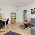 Apartman Family In With 3 Bedrooms & Ac Near Metro Stoklosy By Renters Varsó