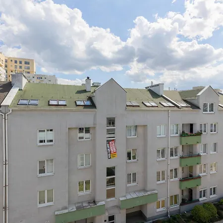 Family In With 3 Bedrooms & Ac Near Metro Stoklosy By Renters Lägenhet