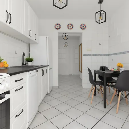 Family In With 3 Bedrooms & Ac Near Metro Stoklosy By Renters