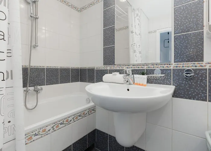 Family In With 3 Bedrooms & Ac Near Metro Stoklosy By Renters