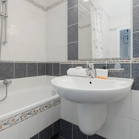 Family In With 3 Bedrooms & Ac Near Metro Stoklosy By Renters