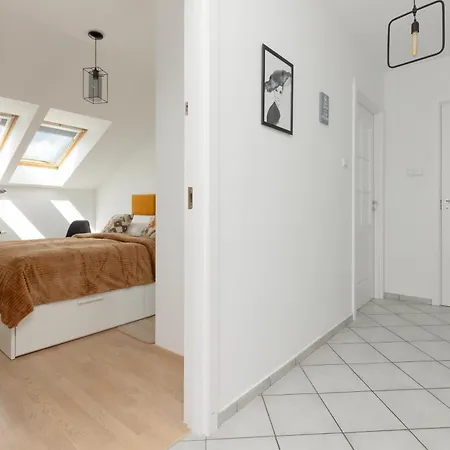 Family In With 3 Bedrooms & Ac Near Metro Stoklosy By Renters 아파트